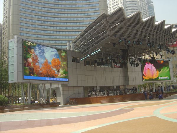 南京東路世（shì）紀廣場室外led全（quán）彩顯示屏