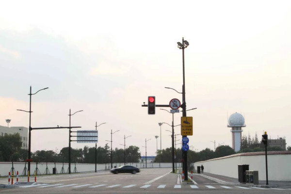 進（jìn）口博覽會周邊道路多杆合一（yī）路（lù）燈