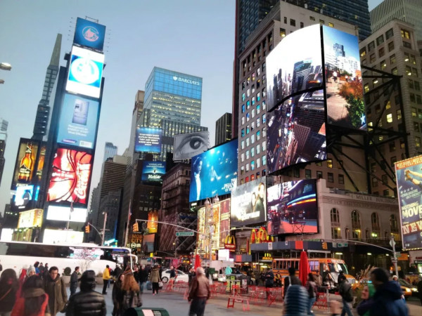 Broadway 1552號，800㎡顯示屏（píng）
