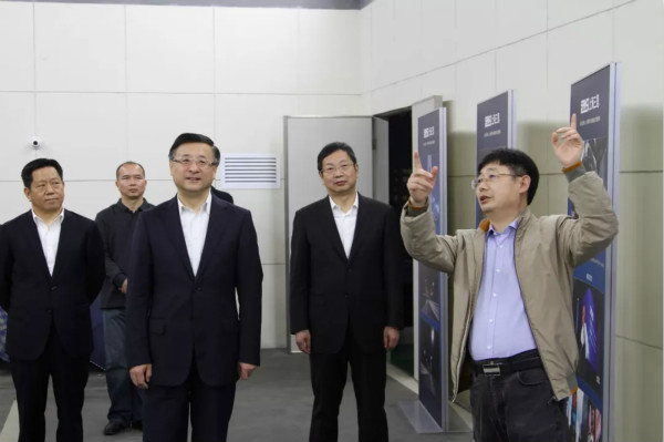 上海市委常委、市（shì）委政法委書記陳寅（中）、閔行區區委書記朱芝鬆（右（yòu）二）、區委常委、政法委書記劉豫峰（左一）聽取上海色多多AV导航總裁王鷹華（右（yòu）一）介紹（shào）LED相關技術和產品（pǐn）