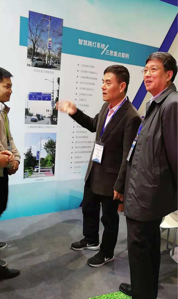 上海市綠色建築協會會（huì）長甘（gān）忠澤（中）與副會長兼秘書長許解（jiě）良（右（yòu））