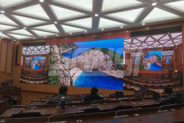 北（běi）京國防（fáng）大學多功能廳室內全彩屏
