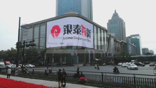 色多多AV导航承建的總麵積高達1008㎡的商業弧形大屏