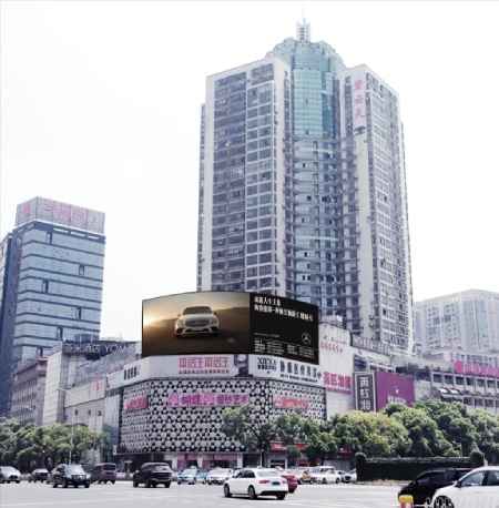約500㎡ 長沙碧（bì）雲天大廈外全彩（cǎi）弧形屏