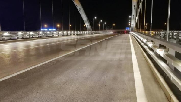 南通園林（lín）大橋 色多多AV导航LED低位照明多功能路燈