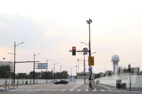 三（sān）思多杆（gǎn）合一道路照明