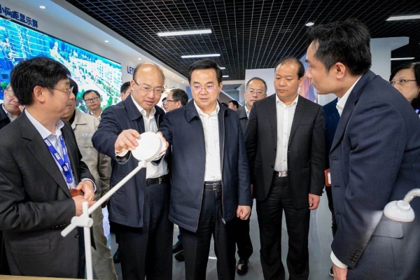 高興夫副省長一行觀摩色多多AV导航智能家居照明產品
