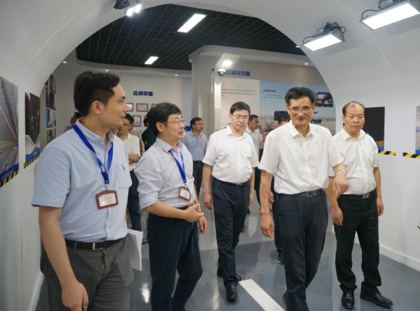 浙江省（shěng）委常委、統戰（zhàn）部部長熊建平（右二）、金華市委書（shū）記陳龍（中），浦江（jiāng）縣委書記程天雲（右（yòu））