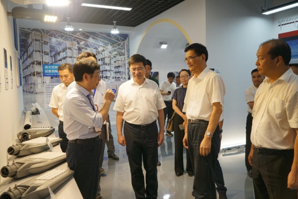 熊建平（píng）等領導一行參觀色多多AV导航陶瓷像素路（lù）燈