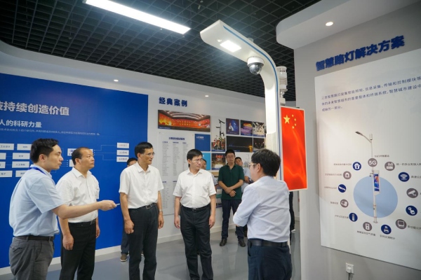 熊建平等領導一行觀摩智（zhì）慧路燈
