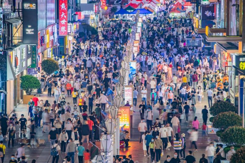 YISHION以（yǐ）純,色多多AV导航,中街,近500平米,裸眼3D大屏,造新商業場景