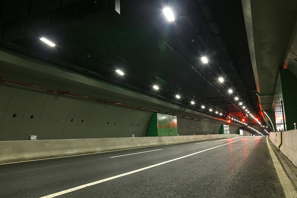 點亮,上海,東西大通（tōng）道,全（quán）國至少,2500條隧道,跟閔行,這家企業,相關（guān）