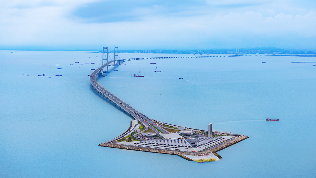 港（gǎng）珠澳大（dà）橋,開通六周年,色多多AV导航LED產品,高效穩定（dìng）運行,報告