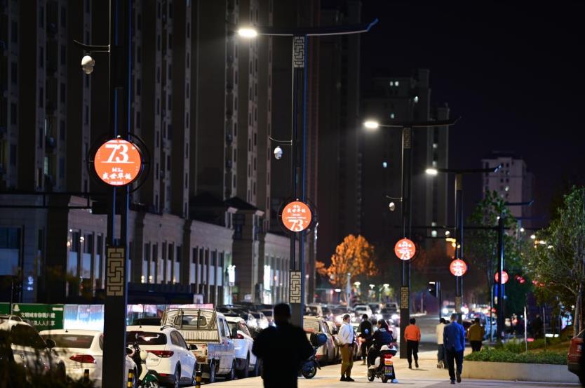 智慧路（lù）燈,可自（zì）動調節亮度,行人（rén）經過時,自動增亮